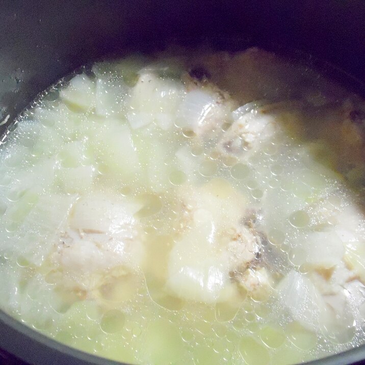 玉葱たっぷり鶏肉スープ